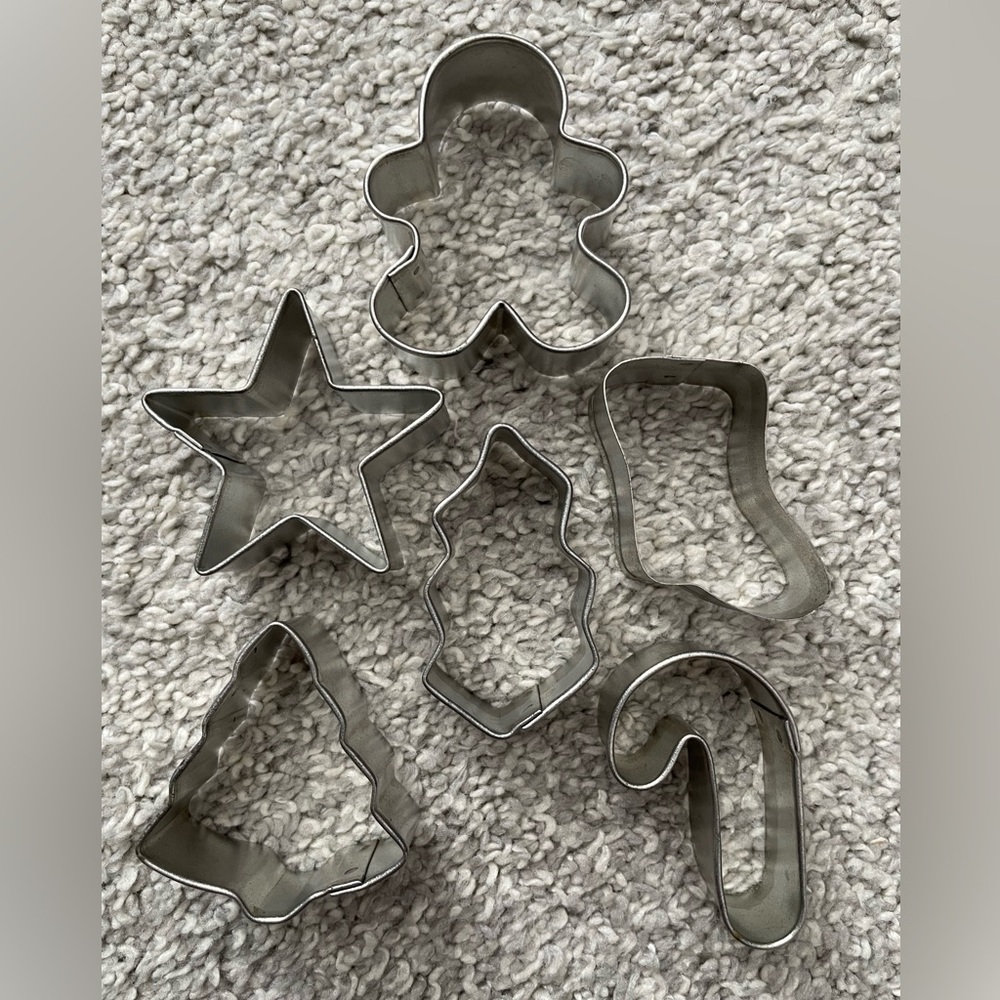 5 for $10🟢 Silver Metal Holiday Cookie Cutter Set of 6. EUC.